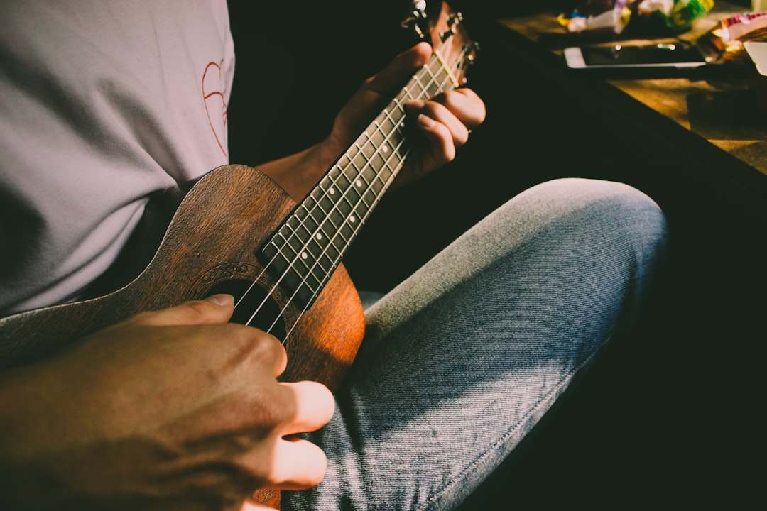 man-playing-ukulele-pomkc8sing8