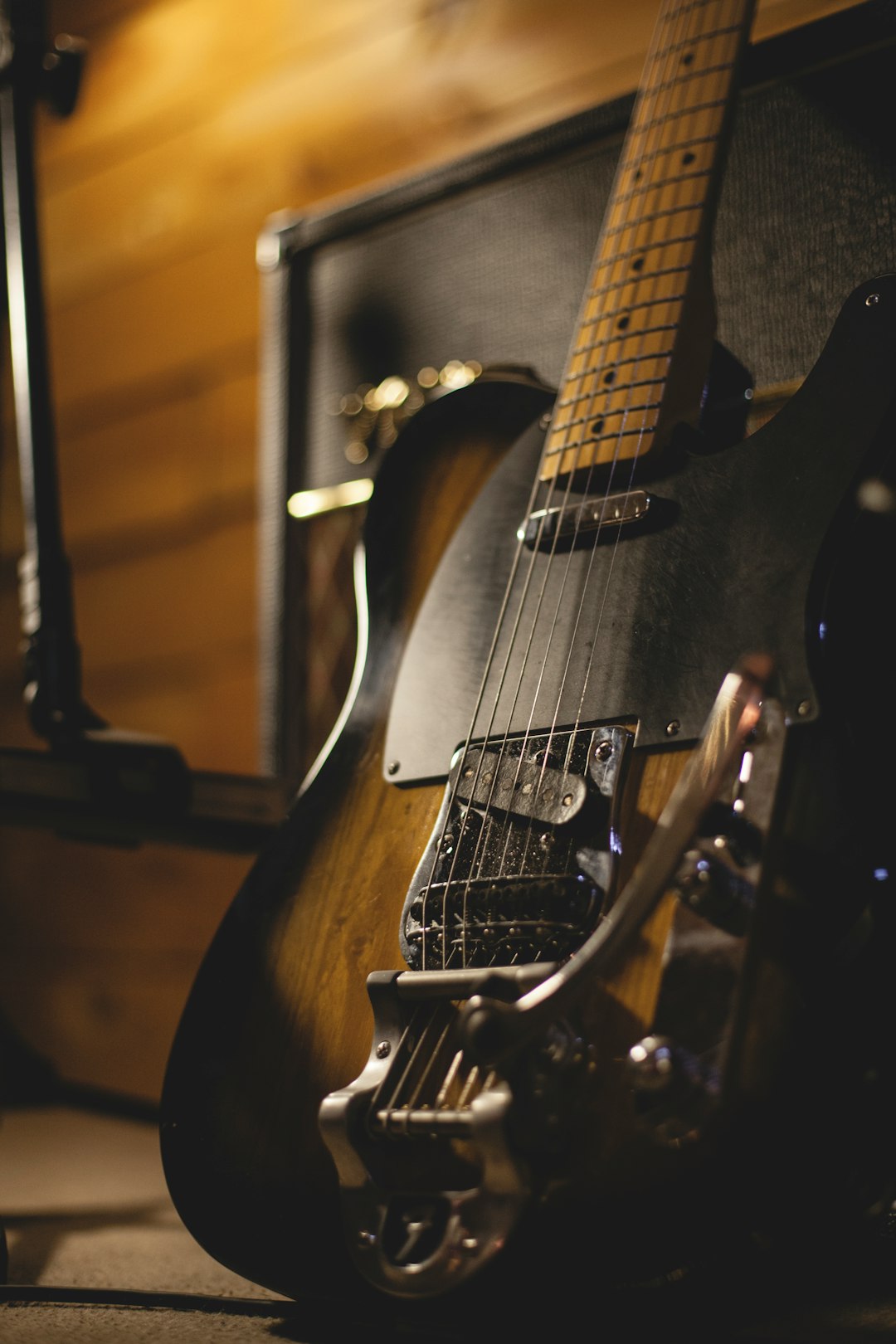 shallow-focus-photo-of-black-and-brown-electric-guitar-ctj8vbzex44